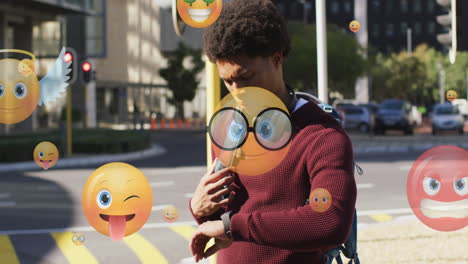 Animación-De-Múltiples-Emojis-Sobre-Un-Hombre-Birracial-Caminando-Y-Desplazándose-En-Un-Reloj-Inteligente-En-La-Calle