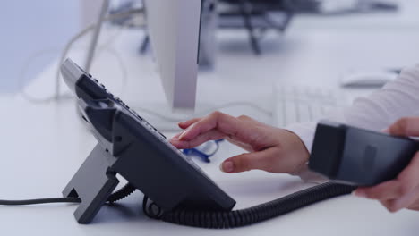 Ein-Call-Center-Agent,-Der-Ein-Telefon-Benutzt