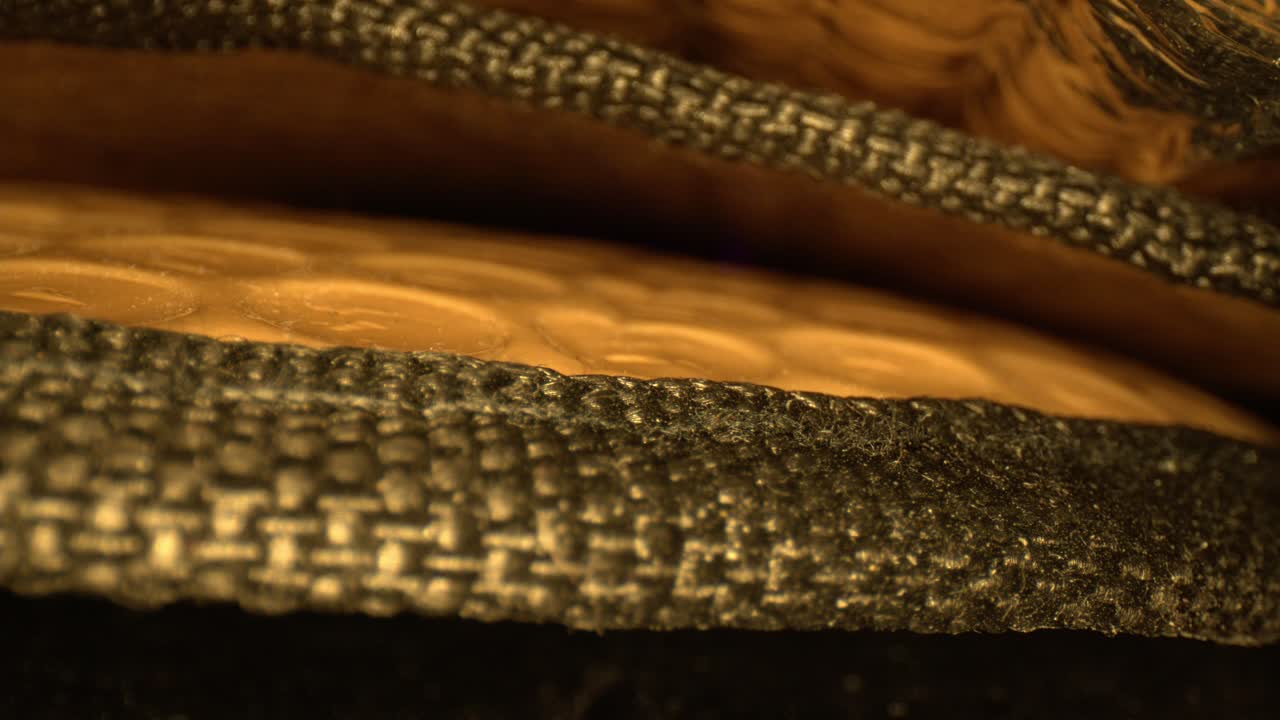 empujando hacia dos aletas de una sombra de coche