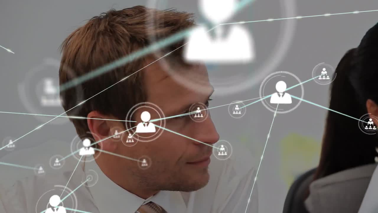 анимация сети икон профилей вблизи различных бизнесменов, обсуждающих вместе