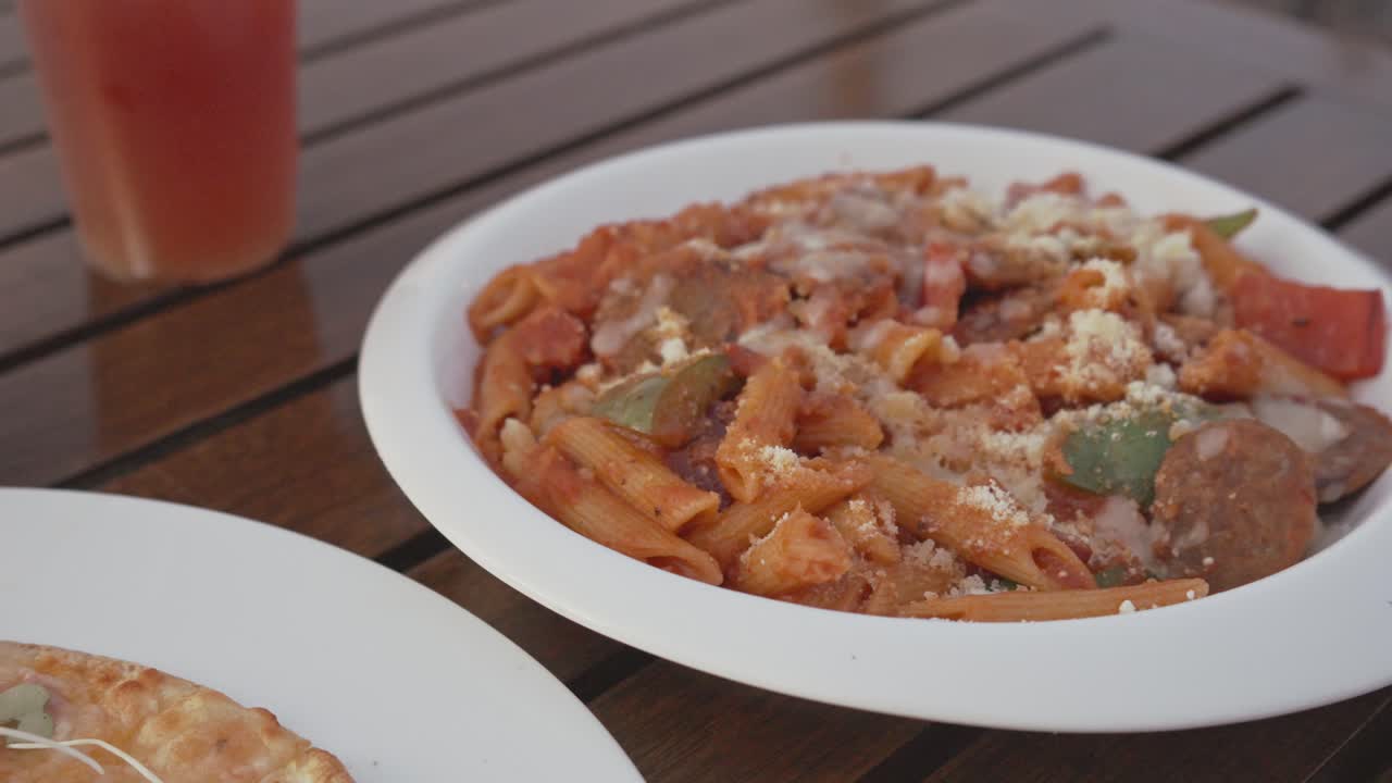 vista superior de pasta, pizza y bebidas cóctel en una mesa