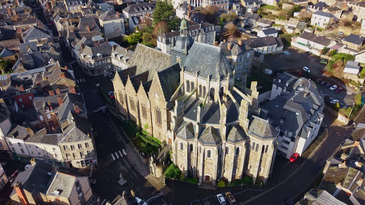 Architettura gotica storica della Basilica di Notre Dame des Miracles nella città di Mayenne, Francia. Vista aerea da drone.