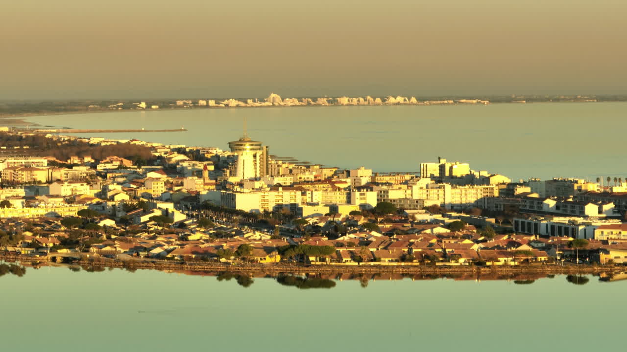 팔라바스-레-플로트의 높은 포획, 조용한 물을 강조하는 빛.