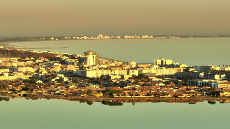 captura elevada de palavas-les-flots, la luz del sol destacando las aguas tranquilas.
