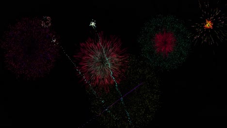 animación de coloridos fuegos artificiales de navidad y año nuevo que explotan en el cielo nocturno