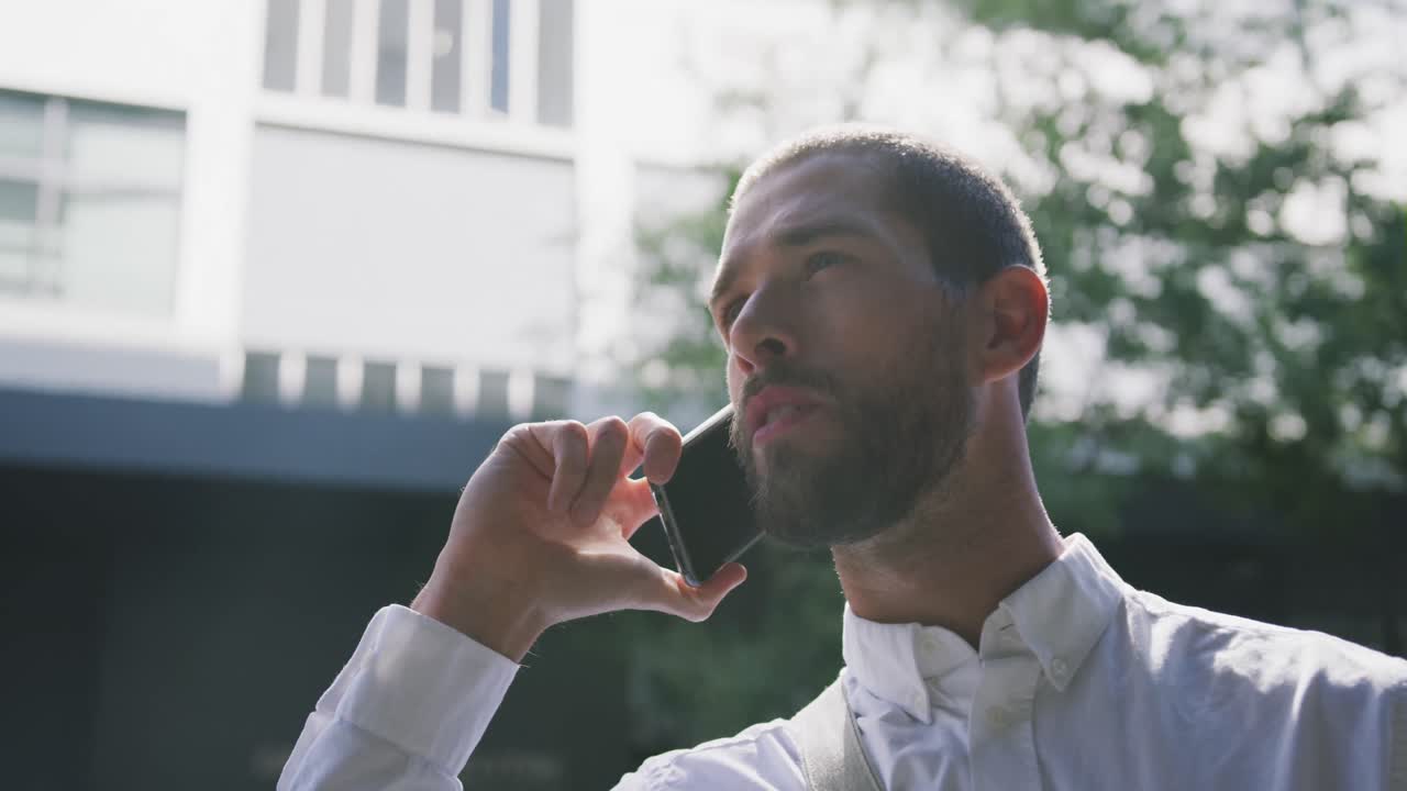 un joven profesional en movimiento.