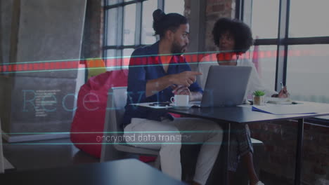 Animación-De-Transferencia-De-Datos-Cifrados-Entre-Dos-Personas-Que-Discuten-Sobre-Su-Trabajo-En-Una-Computadora-Portátil