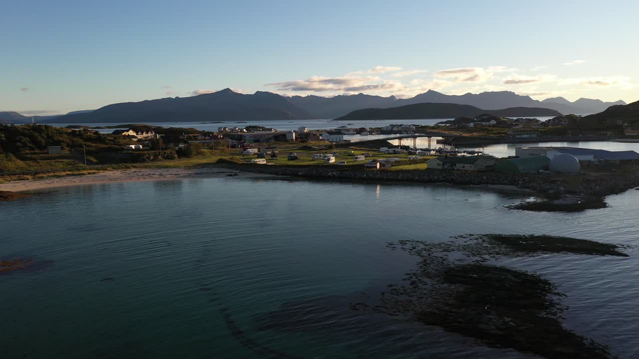 노르웨이의 매우 그림 같은 해안 마을과 캠프장