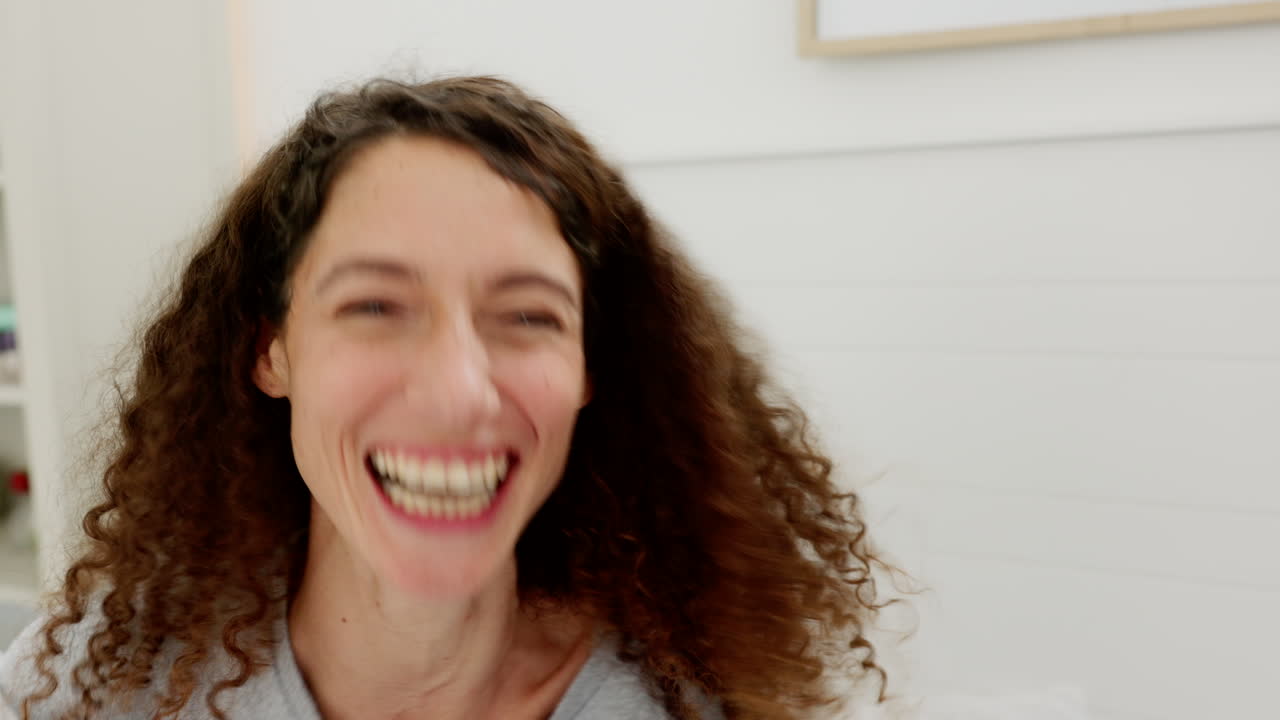 feliz, sonriente y lucha de almohadas con la mujer