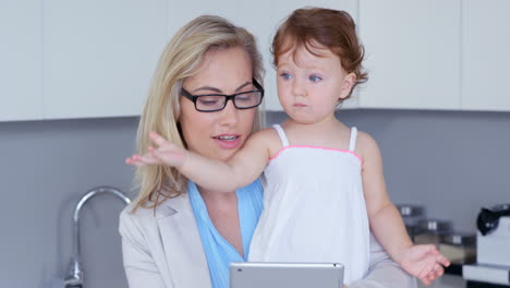madre mostrando la tableta a su hija