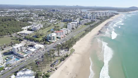 playa de arena en la ciudad costera de alexandra headland en la costa soleada de queensland en australia