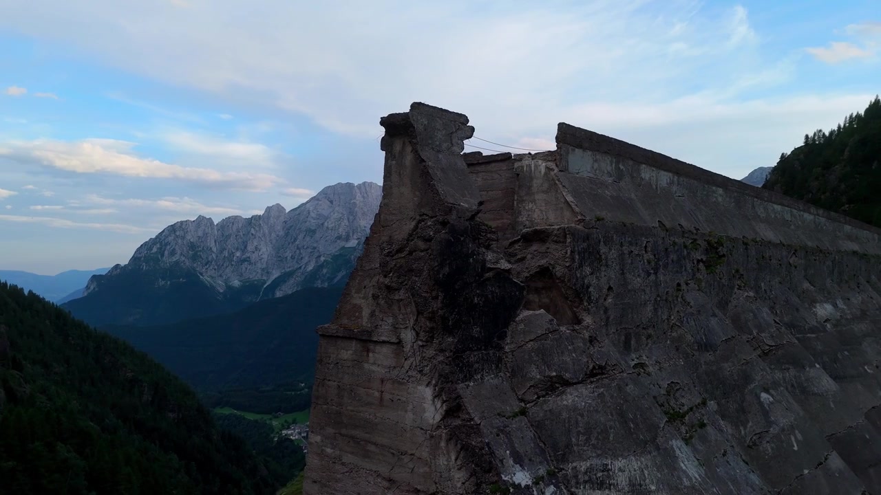 Vista de dron de las históricas ruinas de la presa de Gleno en Val di Scalve al atardecer. Perspectiva aérea del trágico lugar del desastre de 1923 en los Alpes italianos.