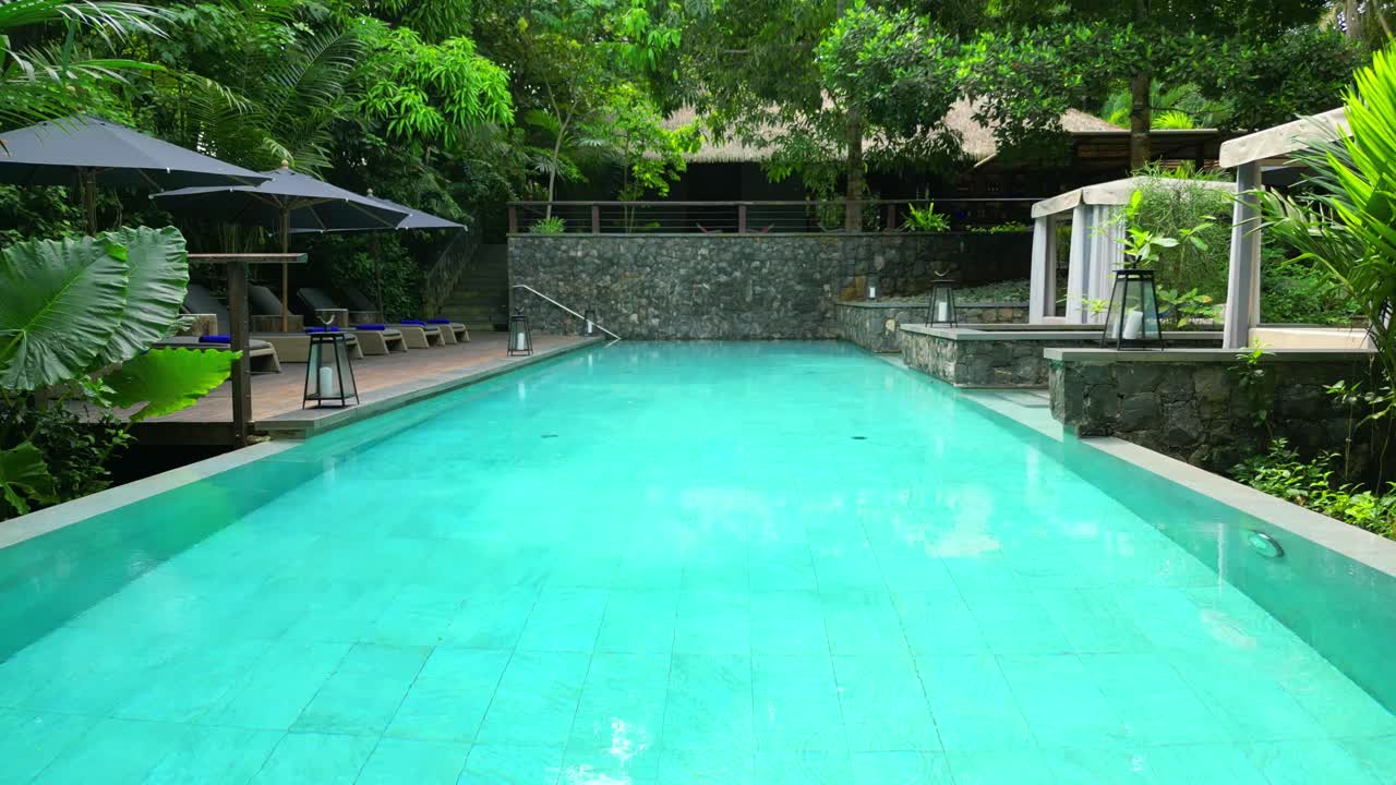 Luftfoto mod en pool på et luksusresort på Prince Island, São Tomé, Afrika