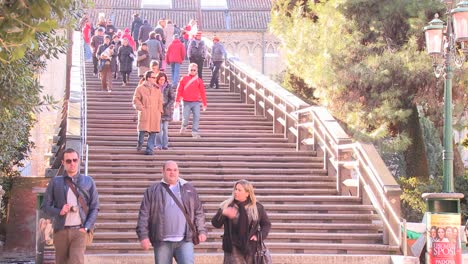 Un-Lapso-De-Tiempo-De-Multitudes-Cruzando-El-Puente-De-La-Academia-En-Venecia-Italia-1