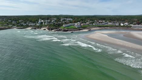 Luftaufnahme-Der-Felsigen-Küste-Von-New-England-Mit-Brechenden-Wellen