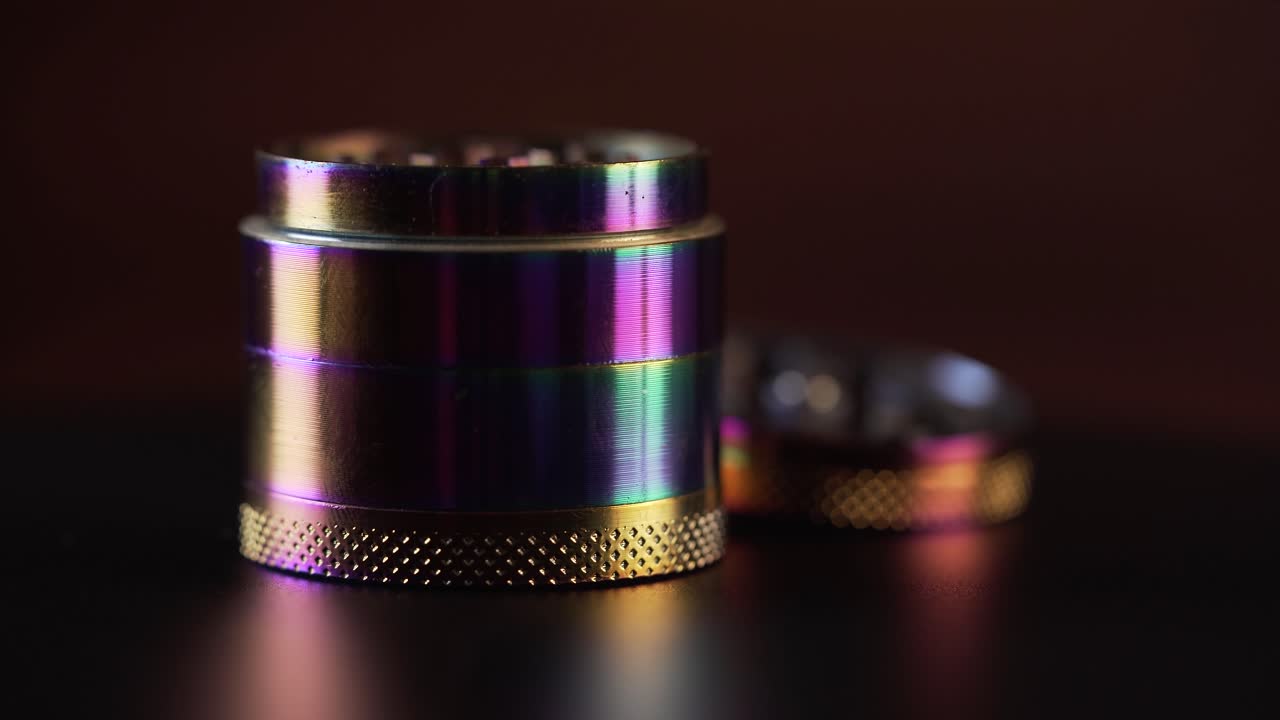 테이블에 다채로운 반사가 있는 단일 대마초 분쇄기