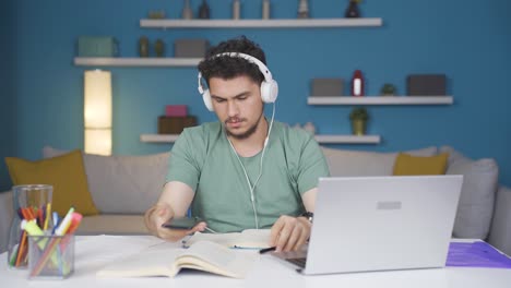 un estudiante feliz escuchando música.
