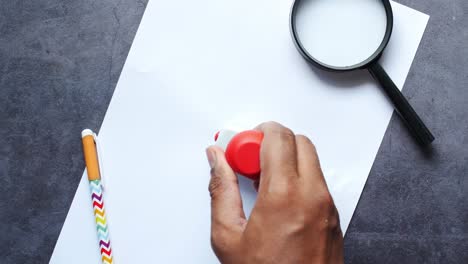 un sello rojo con la palabra urgente en un papel blanco ,