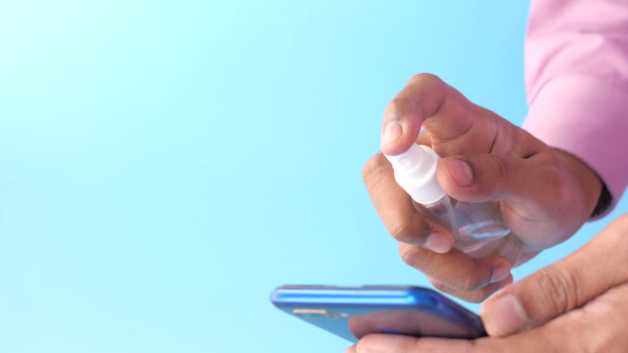 el uso de desinfectante de manos en un teléfono inteligente