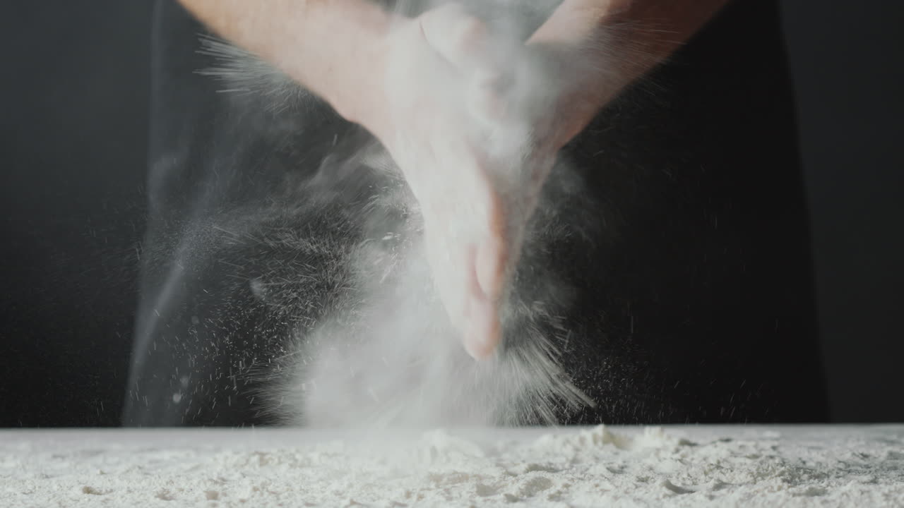 이 밀가루로 손을 치고 있다