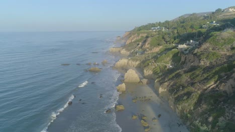 Tomas-Aéreas-De-La-Playa-El-Matador-Sobre-Olas-Y-Rocas-En-Una-Brumosa-Mañana-De-Verano-En-Malibu,-California