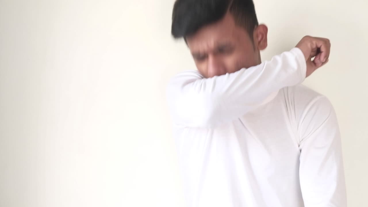 세균의 확산을 방지하기 위해 팔꿈치로 입이나 코를 는 사람