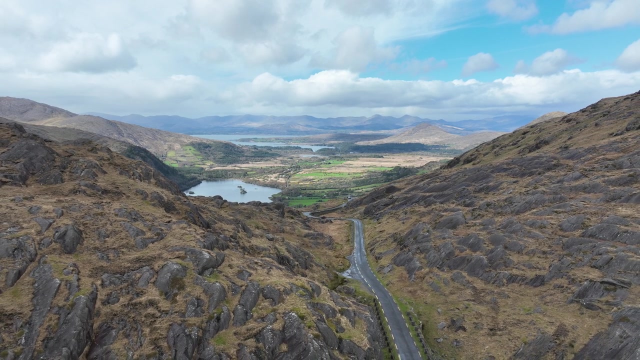Drone-tilbaketrekking over toppen av Healey Pass på grensen mellom Cork og Kerry, med fantastisk vill fjellnatur i Irland.