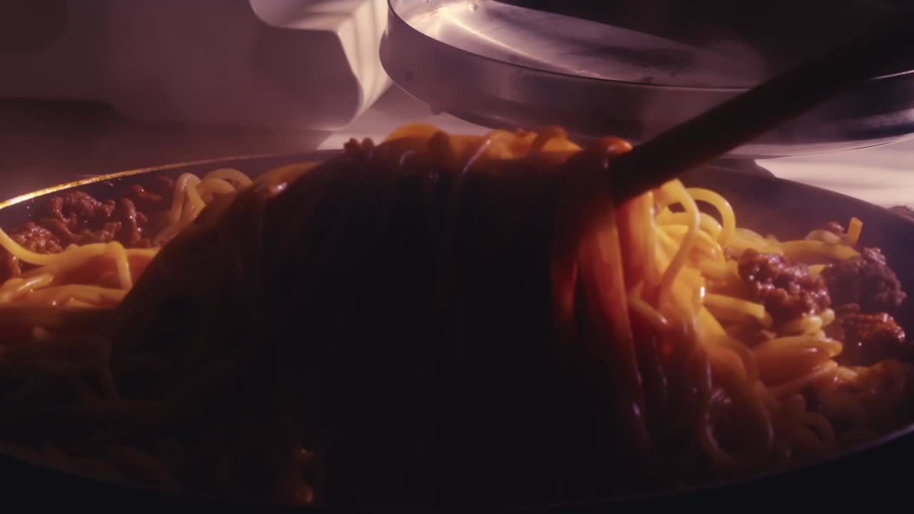 요리사는 스파게티를 비에 능숙하게 던지고, 증기를 만들어 고기 소스와 인 반이는, 맛있는 을 선보입니다.