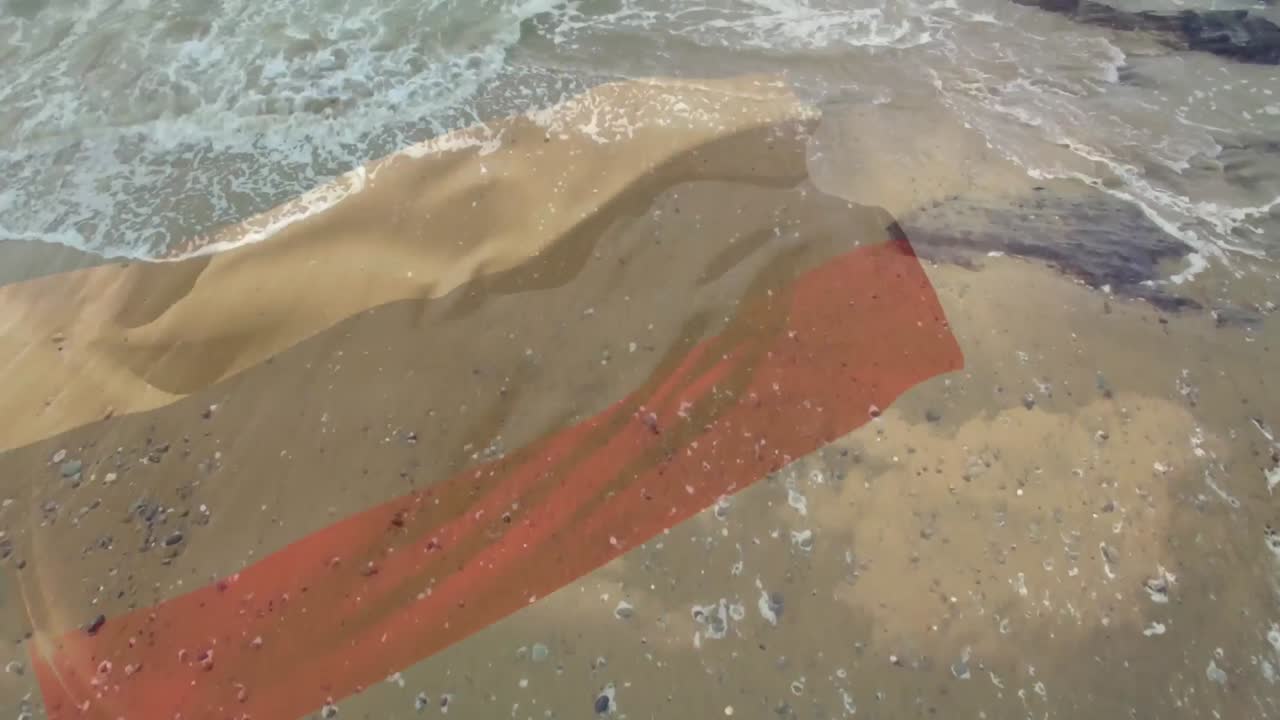 해변과 바다 파도의 공중 전망에 대비하여 러시아 국기를 흔드는 디지털 구성