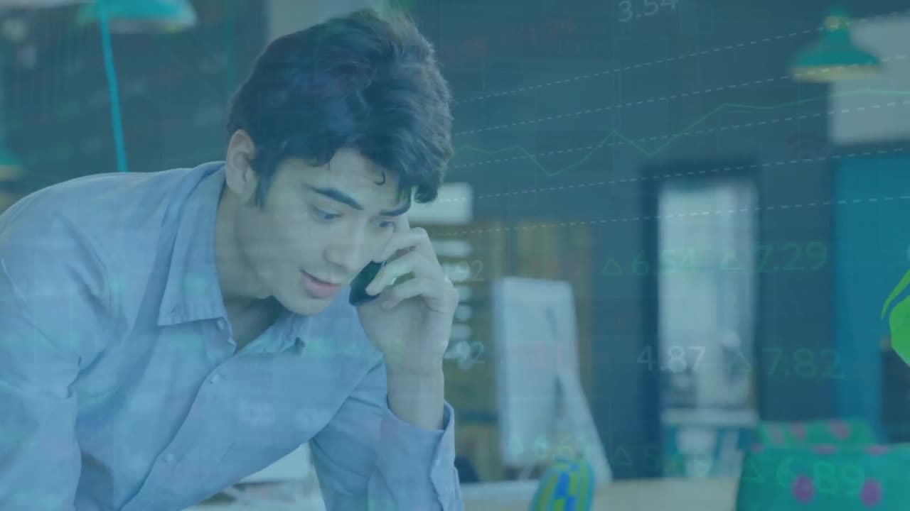 스마트 폰을 사용하는 사업가에 대한 금융 데이터 처리 애니메이션