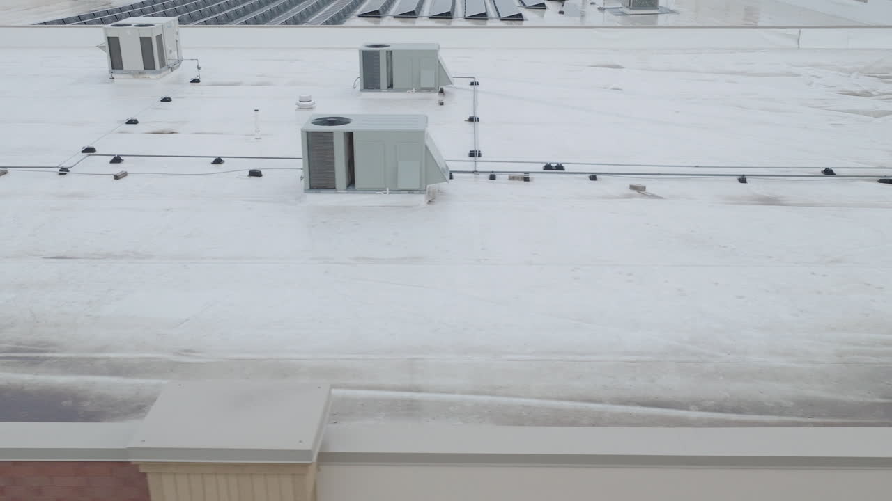 unidades de condensador hvac en el techo del edificio, toma de dolly aérea de cerca