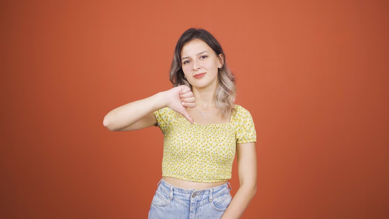 la joven a la que no le gustan las noticias que escucha no las aprueba.