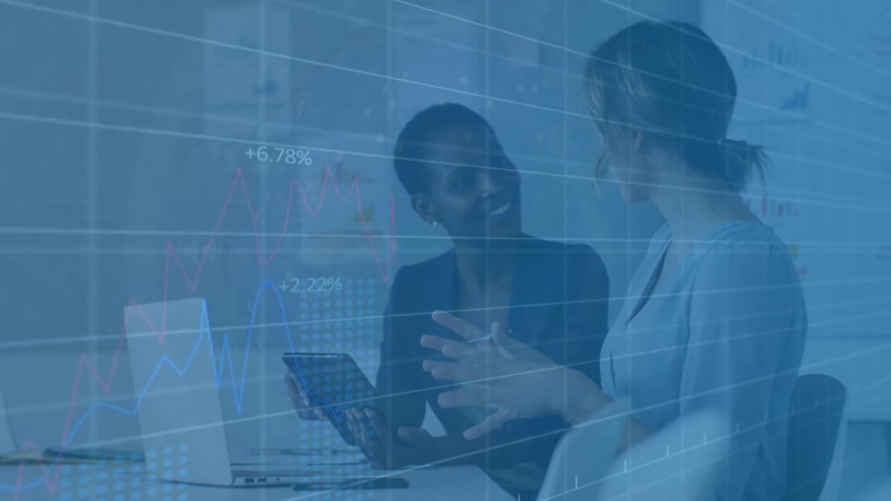 animación del procesamiento de datos financieros sobre diversas personas de negocios en la oficina