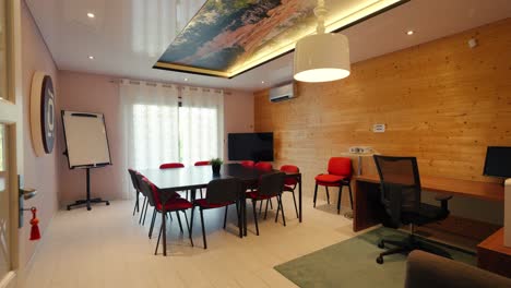 cámara lenta estableciendo una foto de una oficina en casa con una mesa de reuniones en una mansión