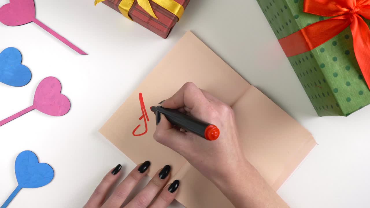 día de san valentín, ilustración, la mano de la mujer escribe en un cuaderno marrón oscuro, todo lo que necesito es usted. 60 fps