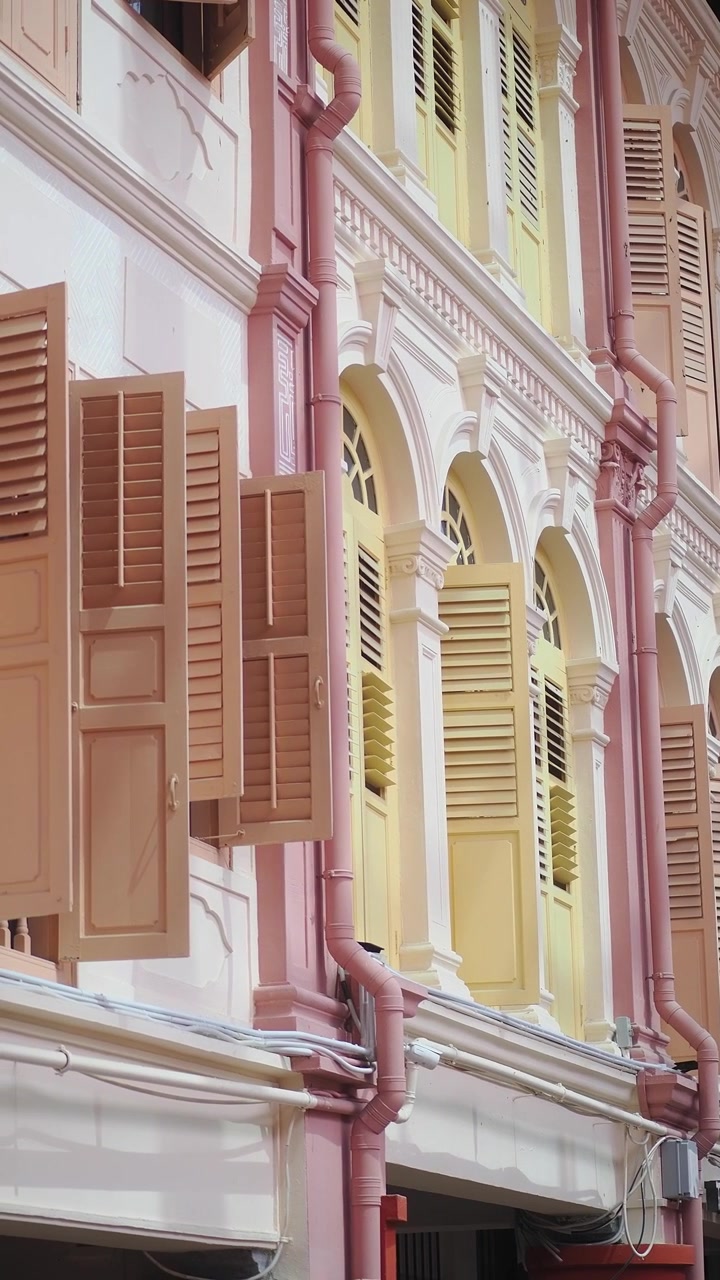 Vista de Ângulo Baixo de Lojas-Casas Tradicionais Coloridas em Singapura