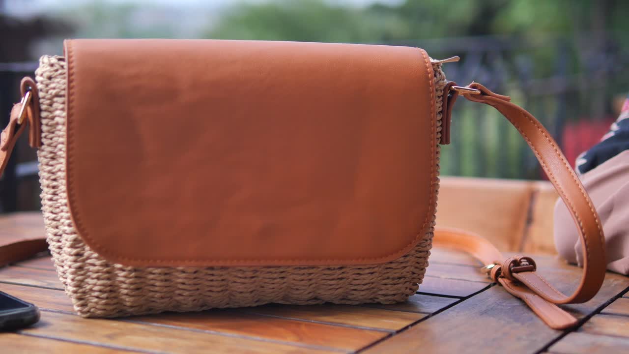 bolso de ombro de couro castanho e palha