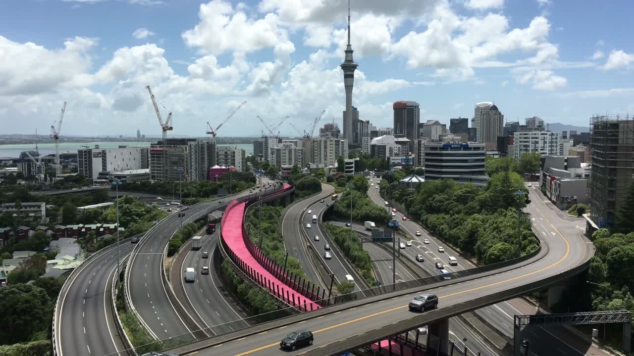 오클랜드 시 고속도로 교통의 파노라마 도시 항공 풍경