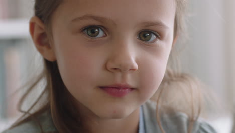 retrato de una hermosa niña sonriendo con la curiosidad natural de la infancia buscando un niño alegre con una expresión juguetona inocente imágenes de 4k