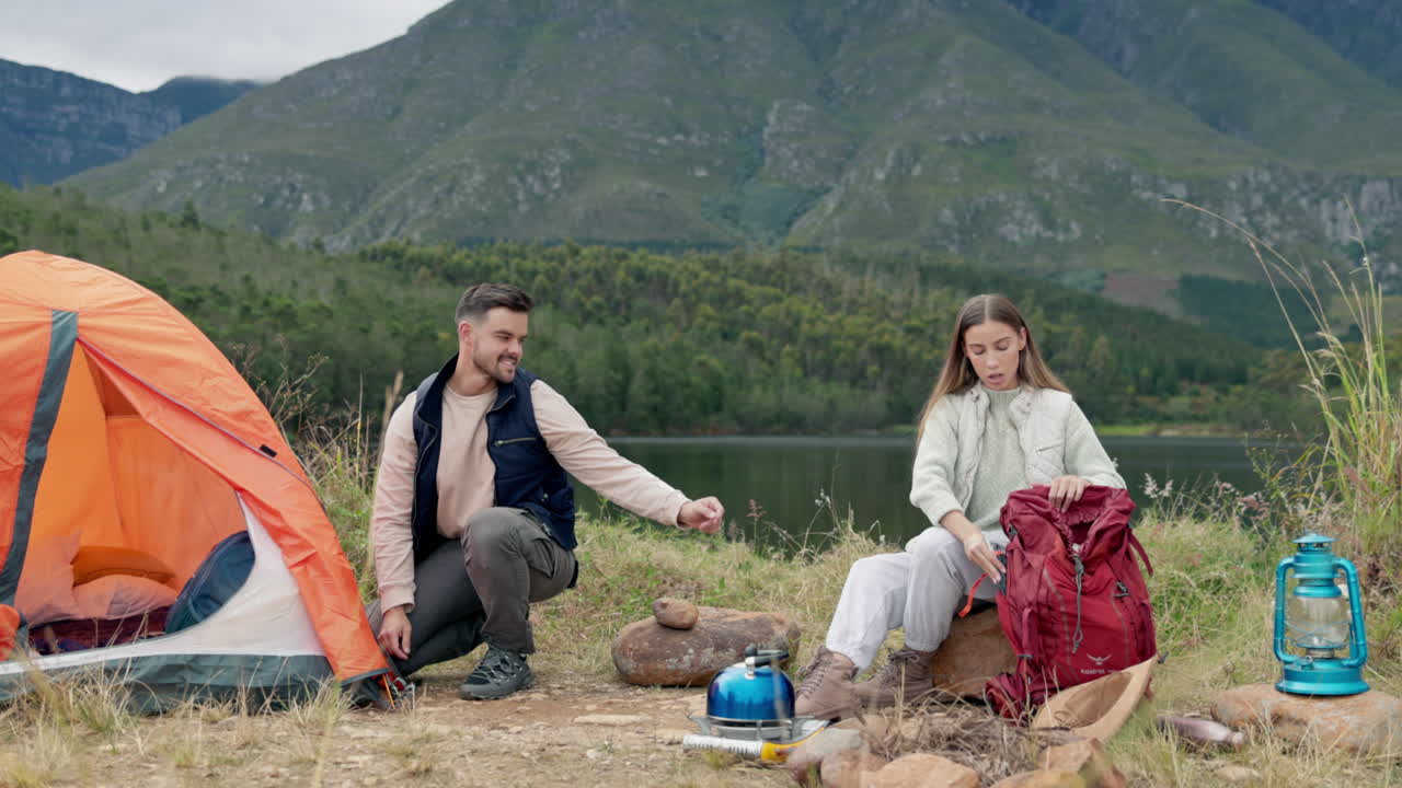 커플, 야외 캠핑 및 텐트 도움