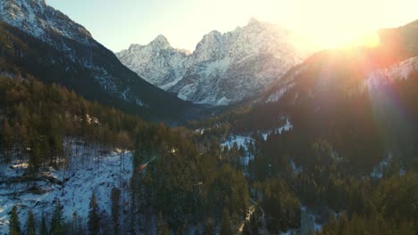 Valle-De-Montaña-Con-El-Río-Y-La-Carretera-En-Invierno.