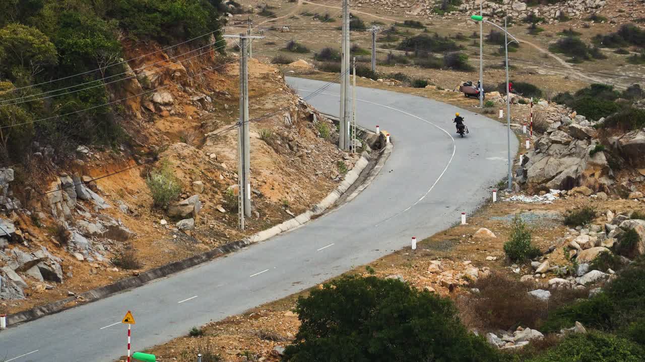 vinh hy의 구불구불한 길을 따라 오토바이를 타는 성인 남성