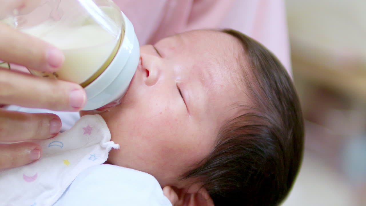 detalle de la madre amamantando a su recién nacido