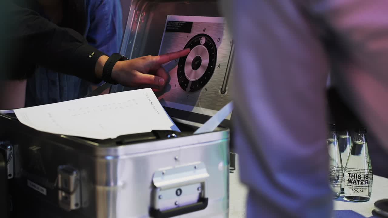 최고의 팀 빌딩 - 사람들이 어려운 퍼즐 상자를 해결하기 위해 협력하는 것을 지켜보십시오.