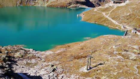 widok z lotu ptaka na jezioro weisssee i zbiornik z wieżą wyciągu narciarskiego w słoneczny dzień w salzburgu w austrii