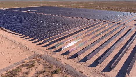 toma amplia de drones de una granja solar en arizona, paneles solares