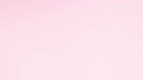 pequeños corazones rojos haciendo el marco en tema rosa pastel. detener el movimiento