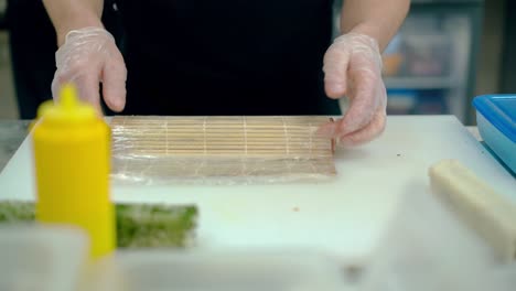 El-Cocinero-Prepara-Un-Panecillo-Japonés-Con-Arroz-Y-Tocino.