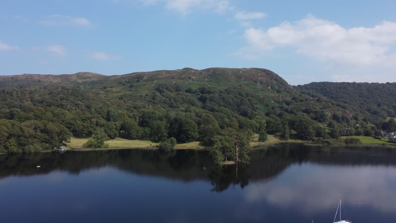 영국 브리아의 레이크 디스트릭트 (lake district) 에 있는 코니스톤 호수를 보여주는 드론 영상.