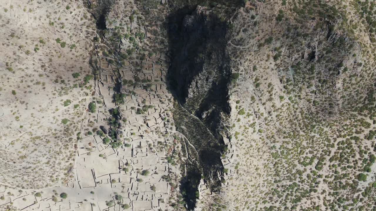 fotografía aérea de antiguas ruinas arqueológicas en un paisaje desértico seco y árido